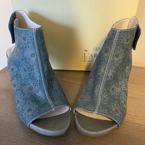 BNIB Spring Step L’artiste Fab Shootie - Gorgeous!